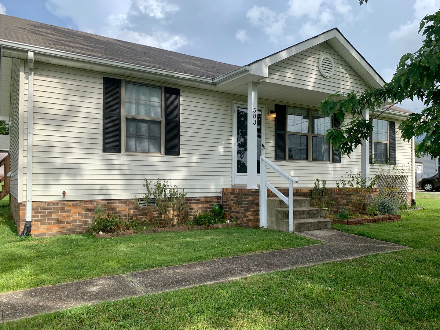 Conveniently Located! Cute home with 3 bedrooms and 2 baths. – photo 1