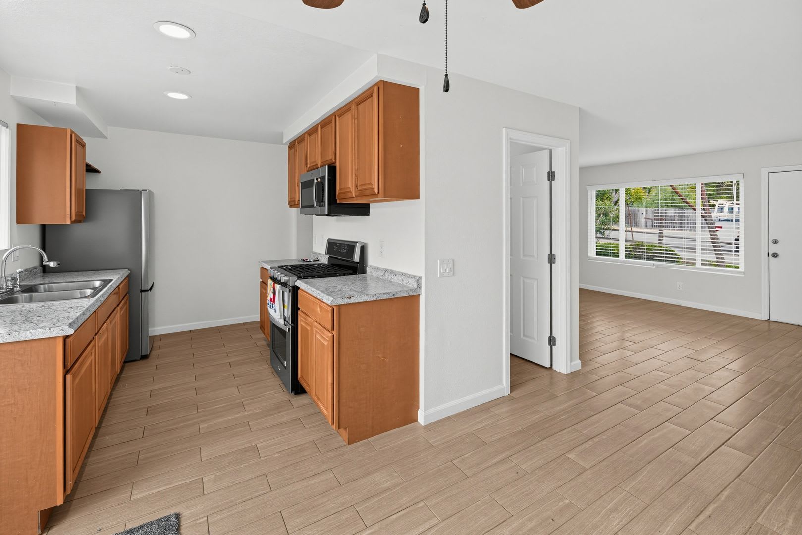 3 Bed / 1.5 Bath Townhome! – photo 3