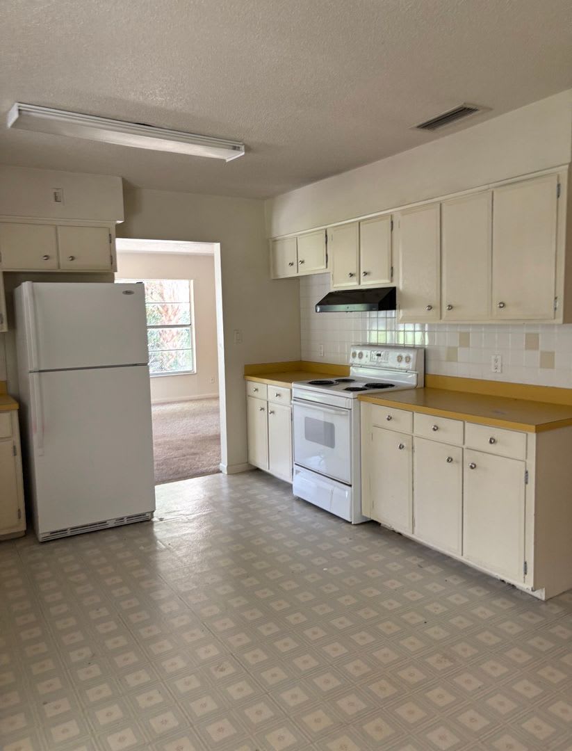 COMING SOON! Spacious 2-Bedroom Home in Silver Springs Shores – photo 4