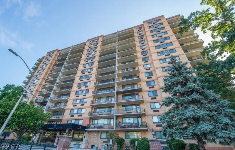 60 Parkway Dr – photo 1