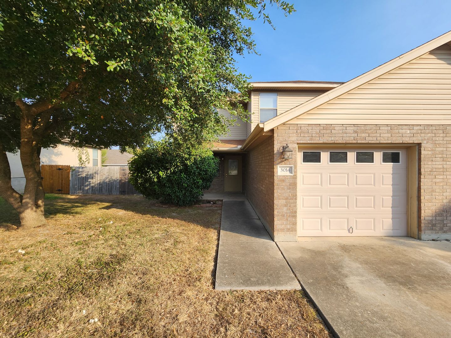 2 2 5 1 Easy Access To I35 Large Fenced In Backyard With Covered Patio Fridge Included Cisd – photo 1