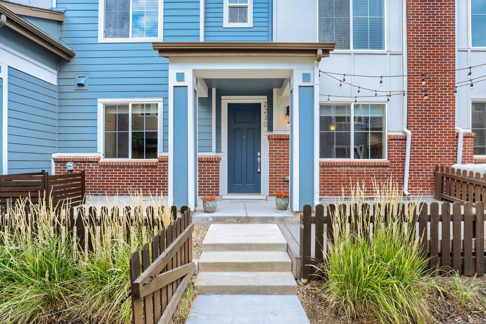 Evolve Real Estate: Charming 3-Bedroom, 3-Bathroom Townhome – photo 2