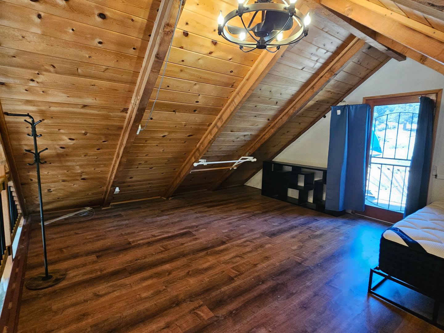Pinon Pines-Cozy 1-Bedroom with loft Cabin Retreat with Scenic Views – photo 4