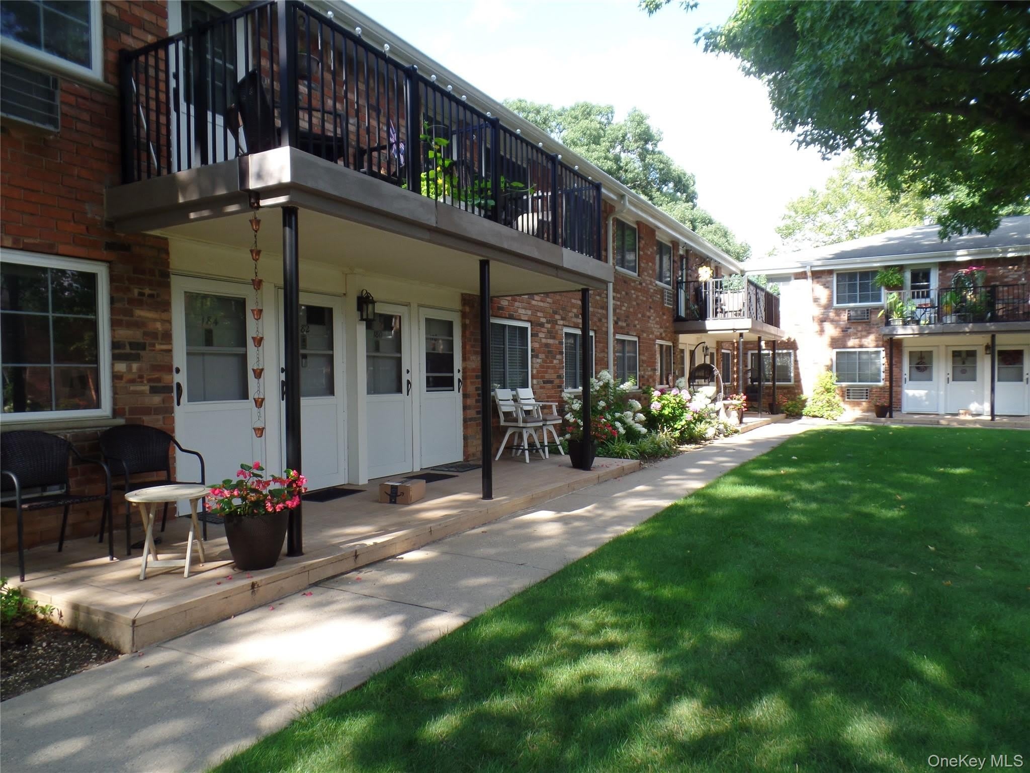 178 Jervis Avenue – photo 1