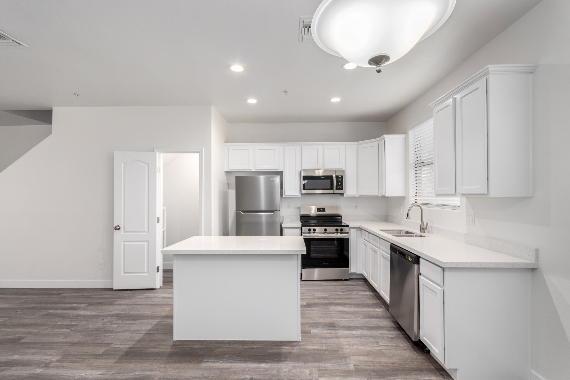 111 W Beth Dr – photo 2