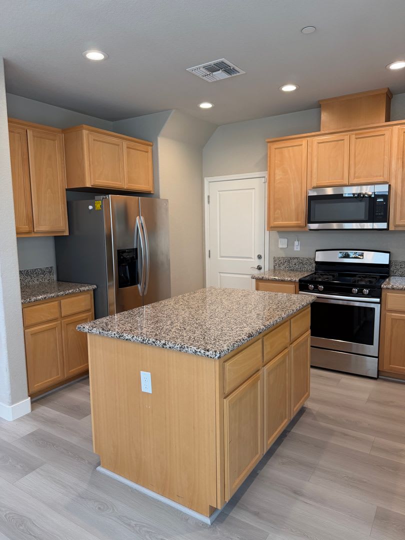 **Modern 3-Bedroom Home with 2-Car Garage & Included Appliances** – photo 5