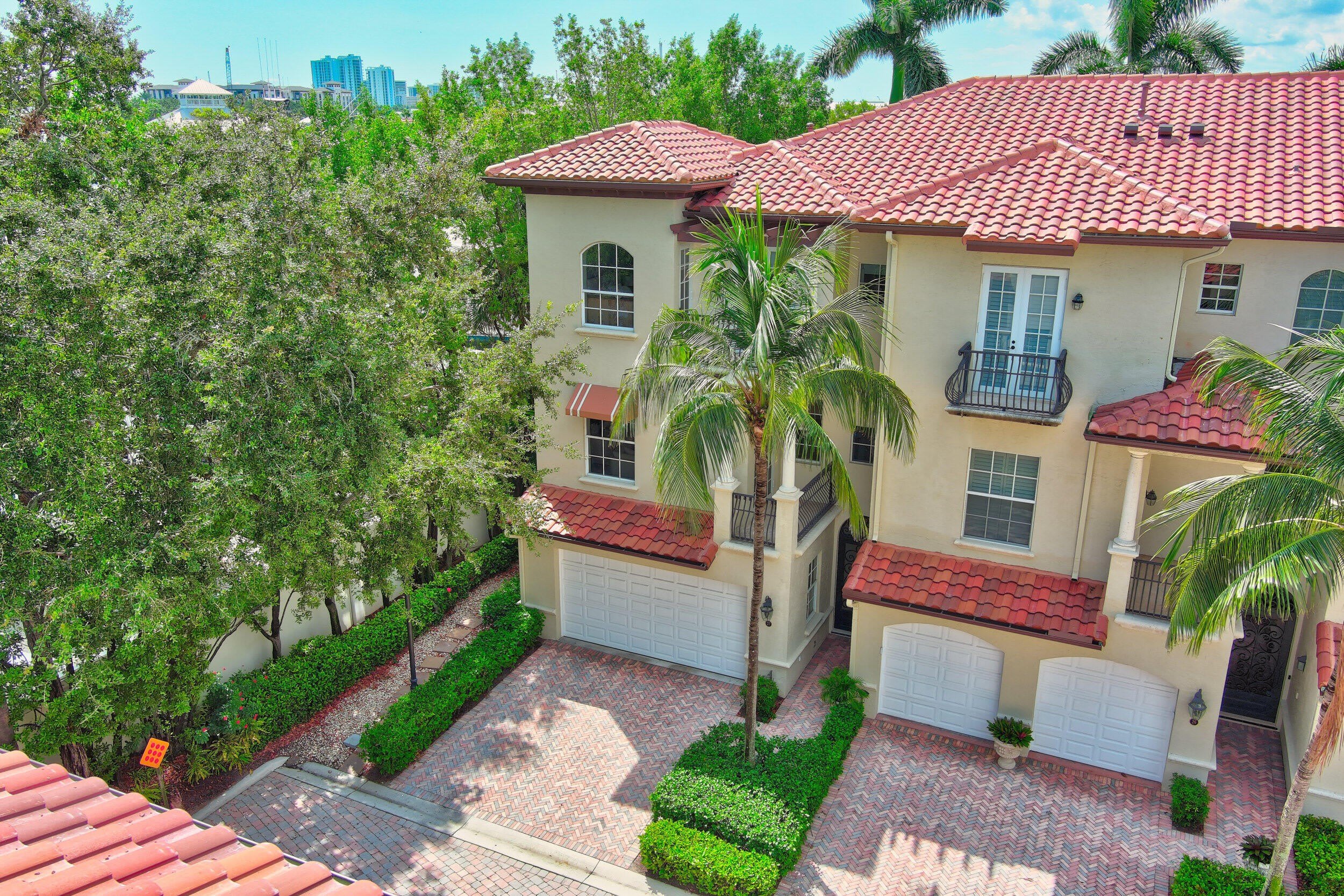 27 Marina Gardens Drive – photo 2