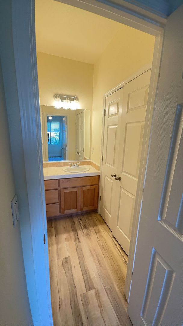 West Davis Apartment – photo 5