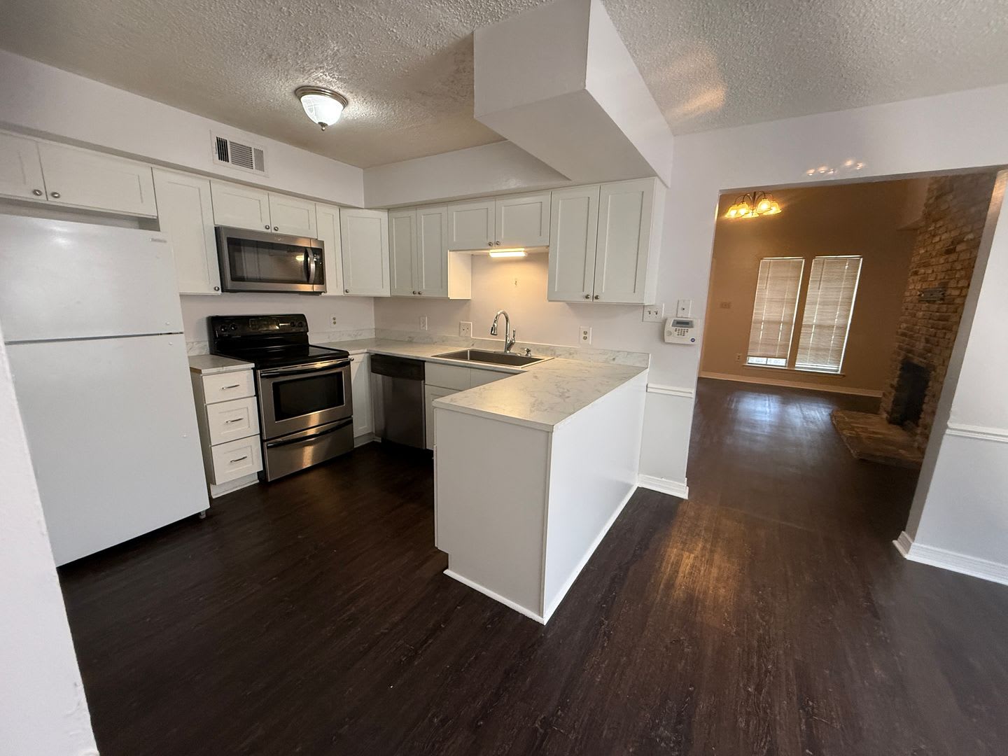 Three Bedroom Townhome off O'Neal Ready to Move-In – photo 2