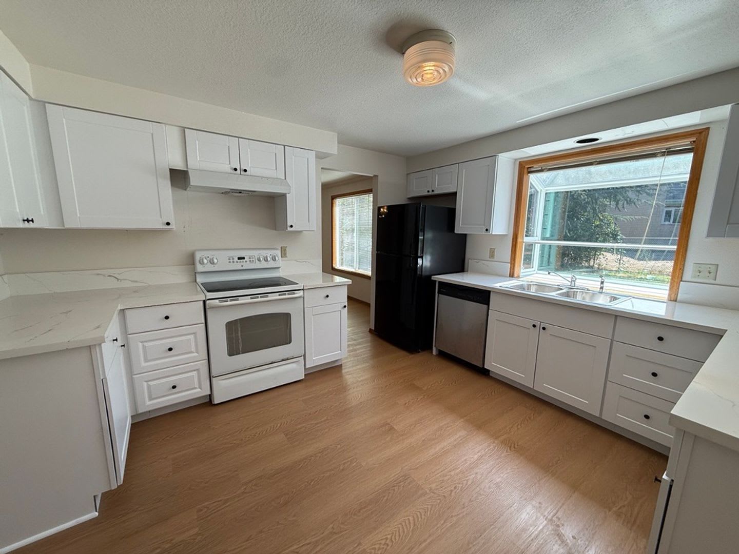 17040 SW Cambridge Drive ~ Newly Refreshed Home – photo 4
