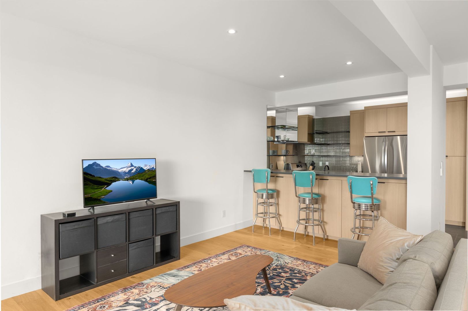 Stunning remodeled apartment with large walk-out patio – photo 2