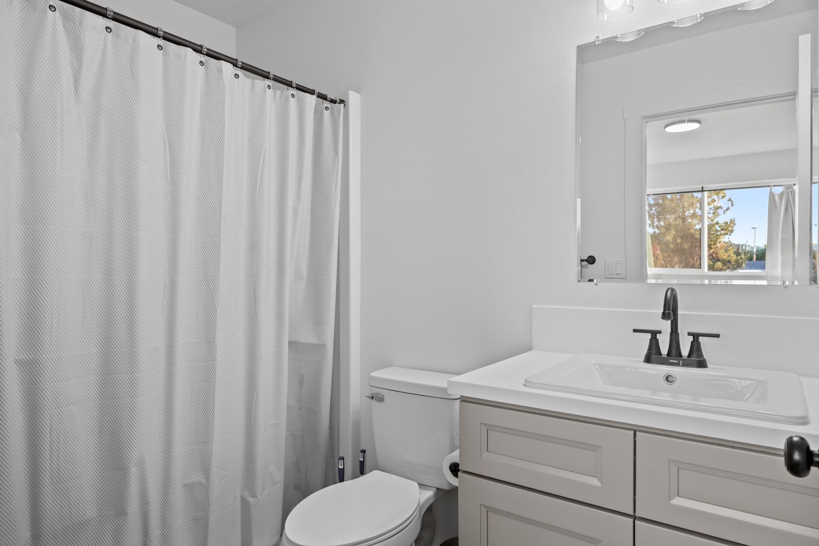 Sutherlin 3 Bedroom Townhouse! – photo 4