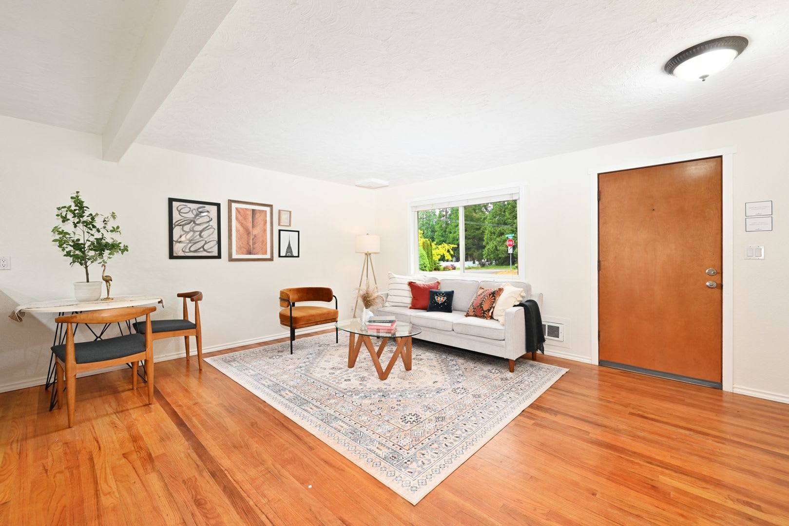 Cozy 2-bedroom 2 bath house in Redmond- Offering a 6-month lease. – photo 3