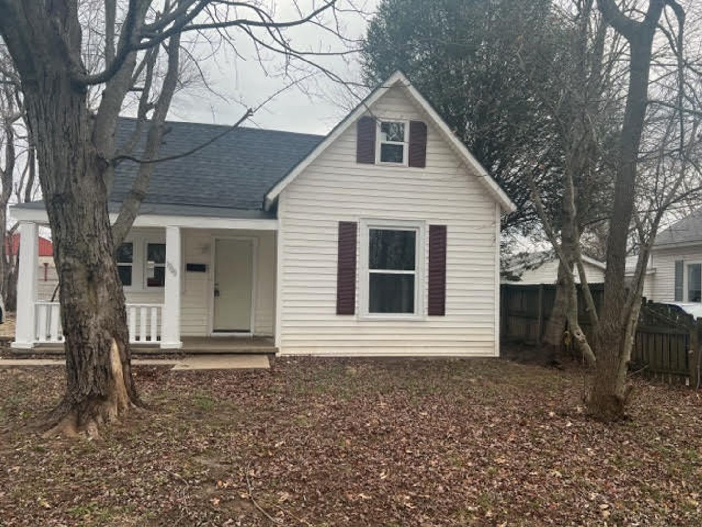 4 bed/1 bath, 1400 sqft home! 1700 W Chestnut St in Springfield MO. – photo 1