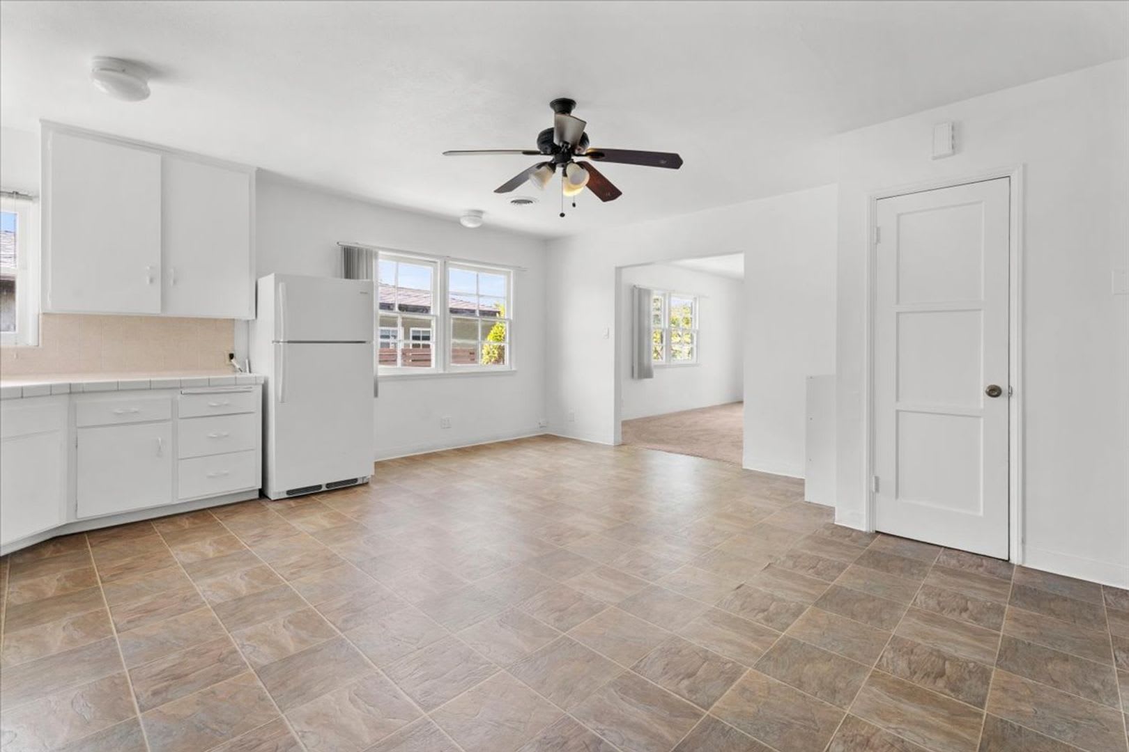 Spacious 4-Bed Home with Backyard, Garage & Prime Westside Access – photo 5