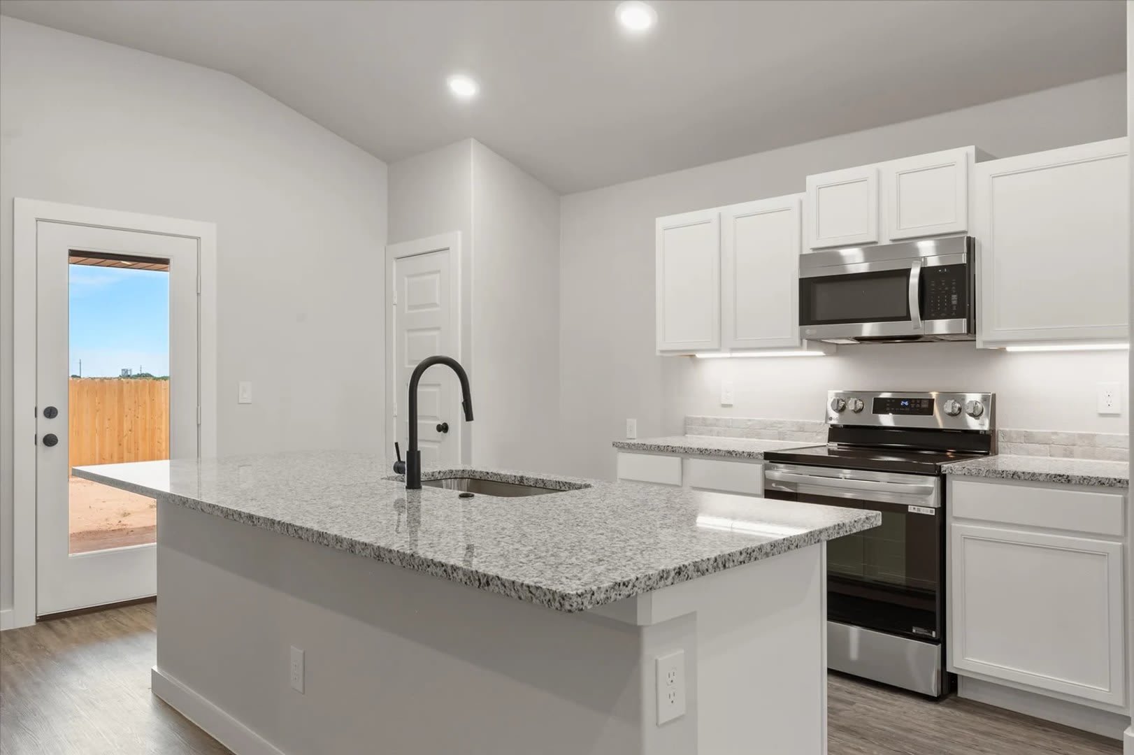 Bring your suit case, we’ll handle the rest! Fully furnished in Upland West! – photo 4