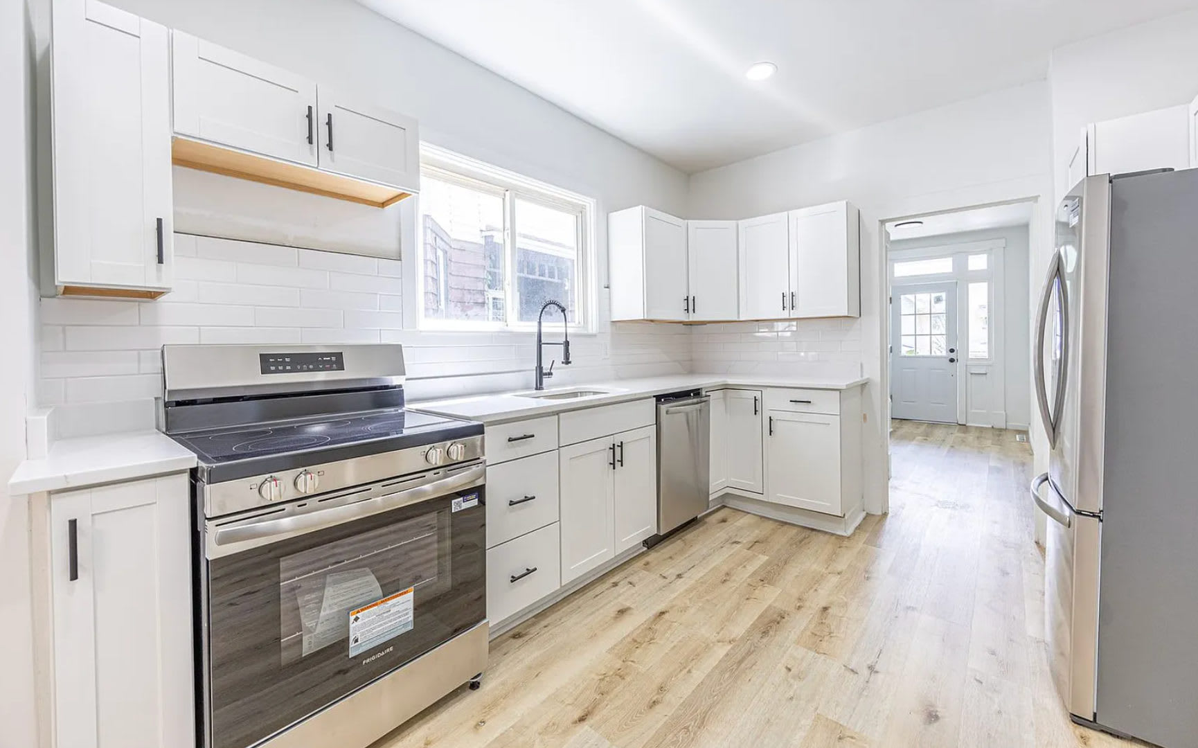 Newly Renovated 5-Bedroom Beauty! – photo 4