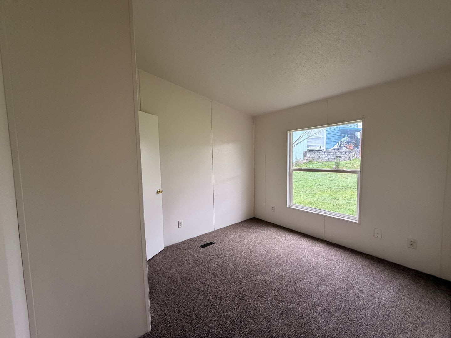 Great Updated 3 Bedroom Home In Green – photo 4