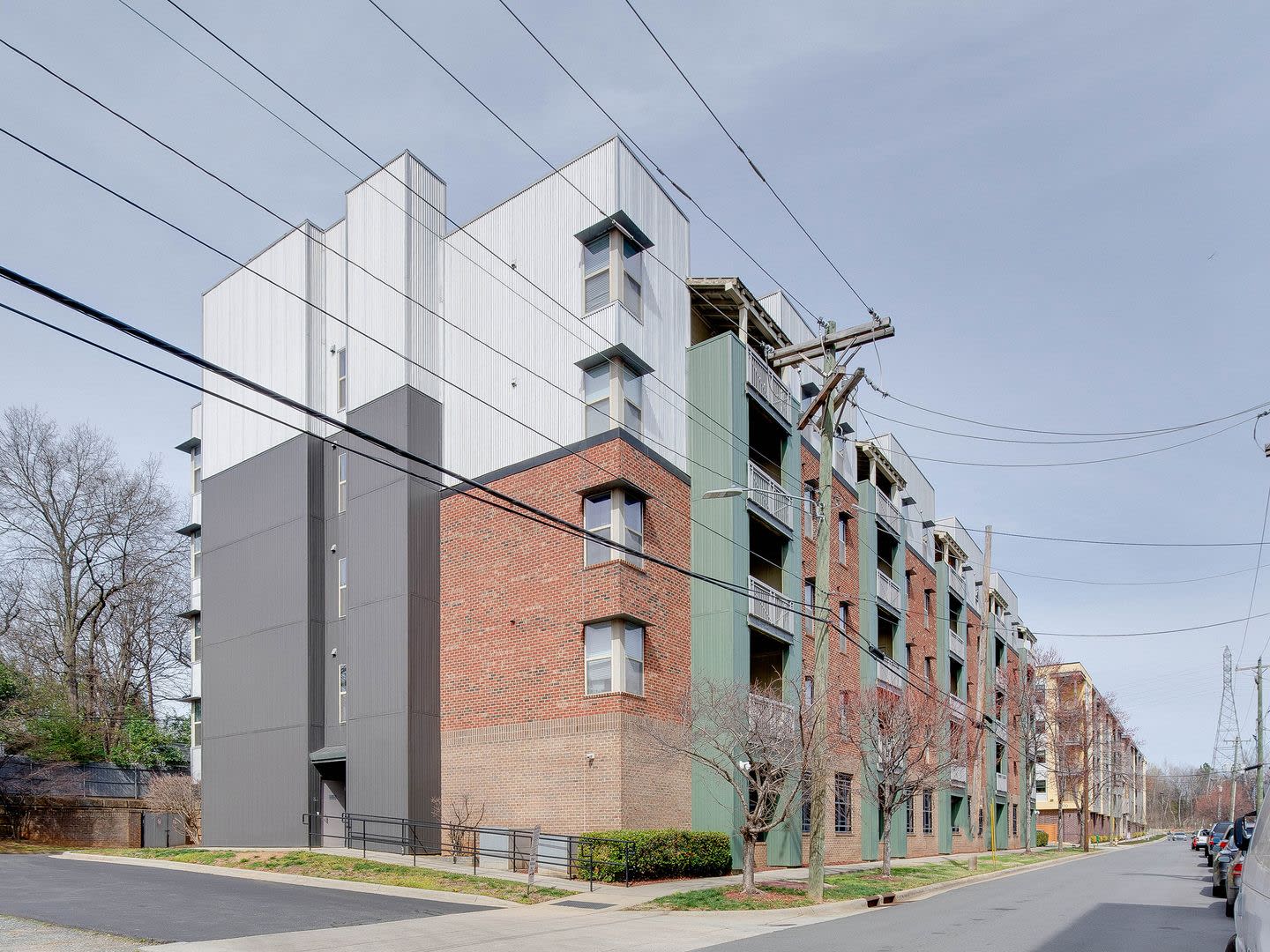 Beautifully Updated And Clean Top Floor Studio Minutes From Uptown And Historic Wesley Heights Neighborhood – photo 1