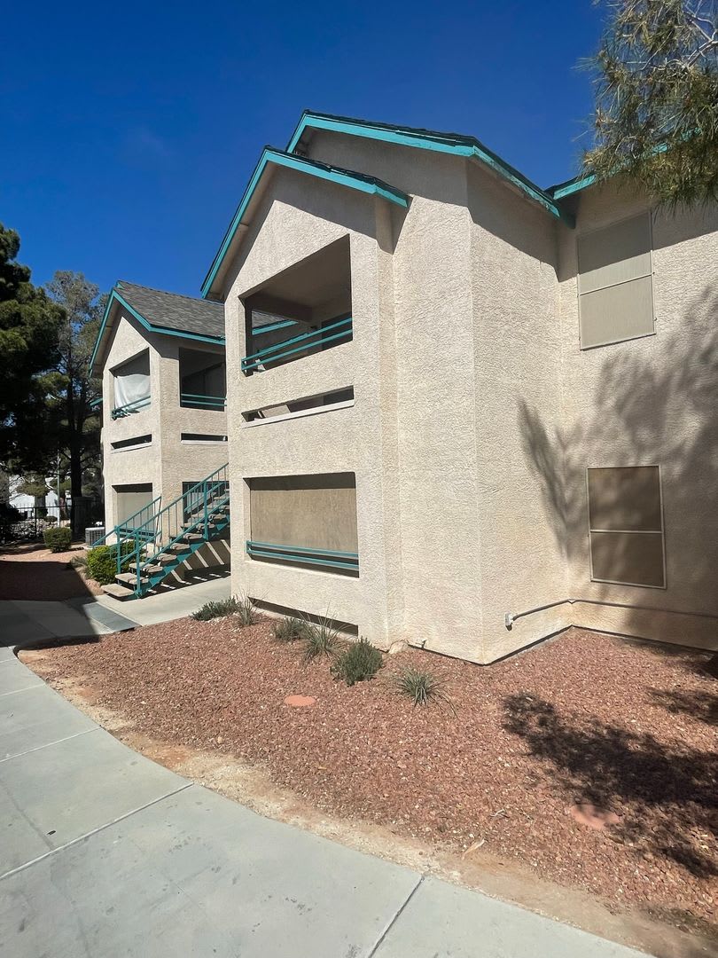 Captivating and Impeccable 3 Bedroom, 2 Bathroom in gated community – photo 1