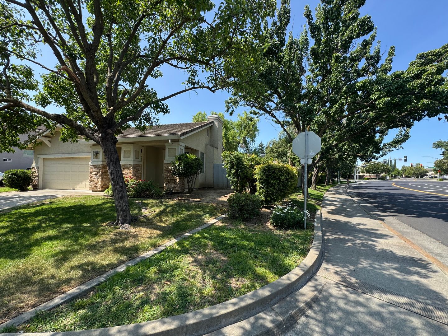 3 bed / 2 bath – photo 1
