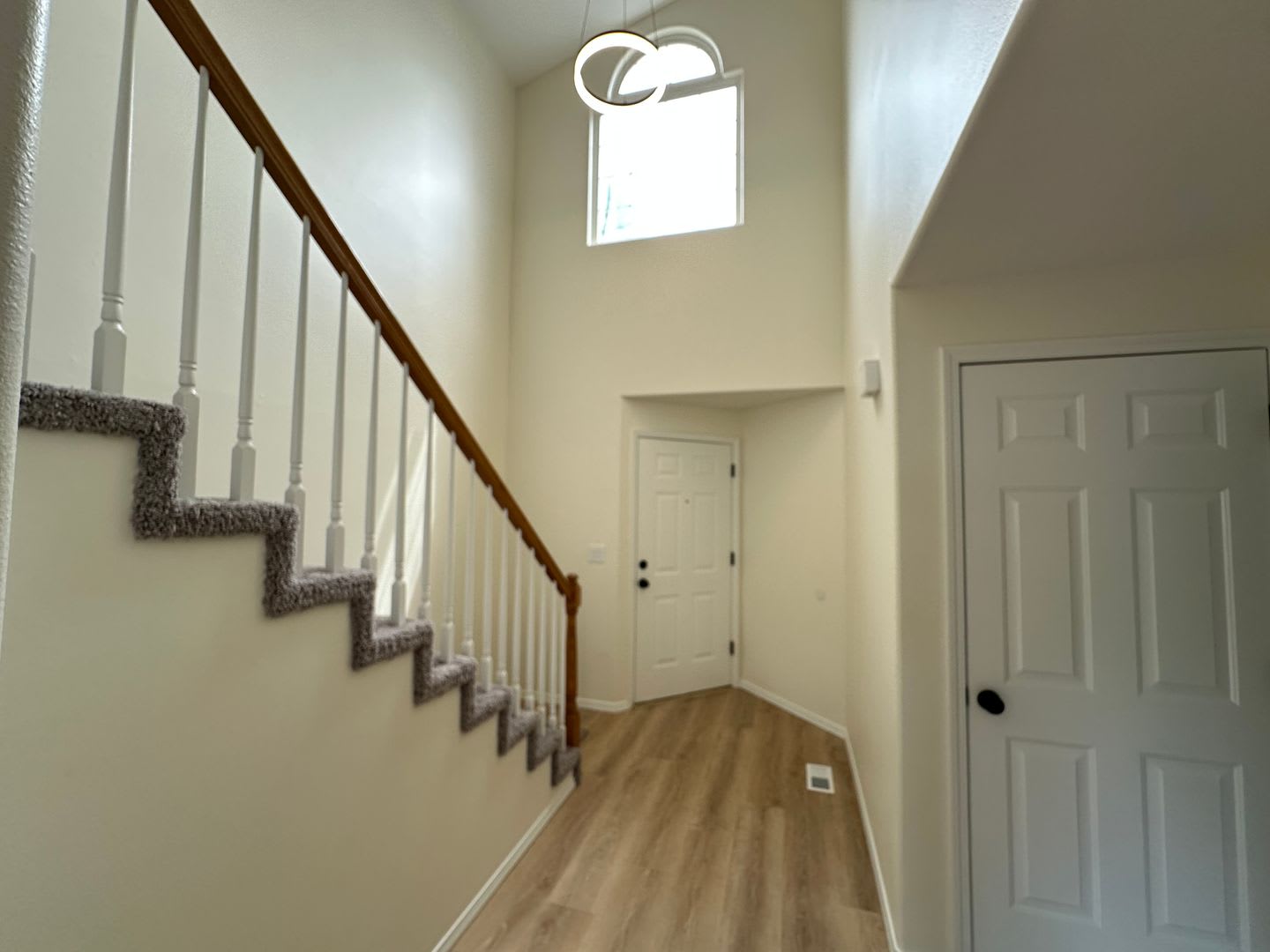 Shopper S Delight Central Vancouver 2 2 5 Townhouse – photo 3