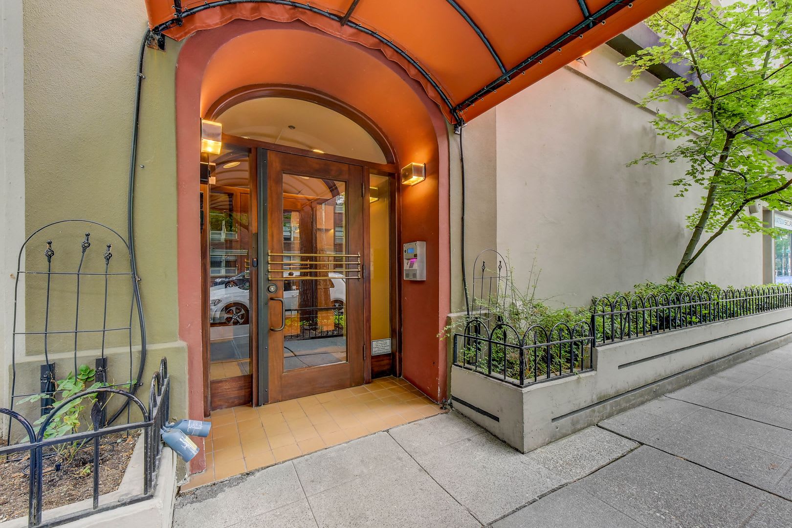 1 bed, 1 bath condo with Parking includes W/S/G! – photo 2