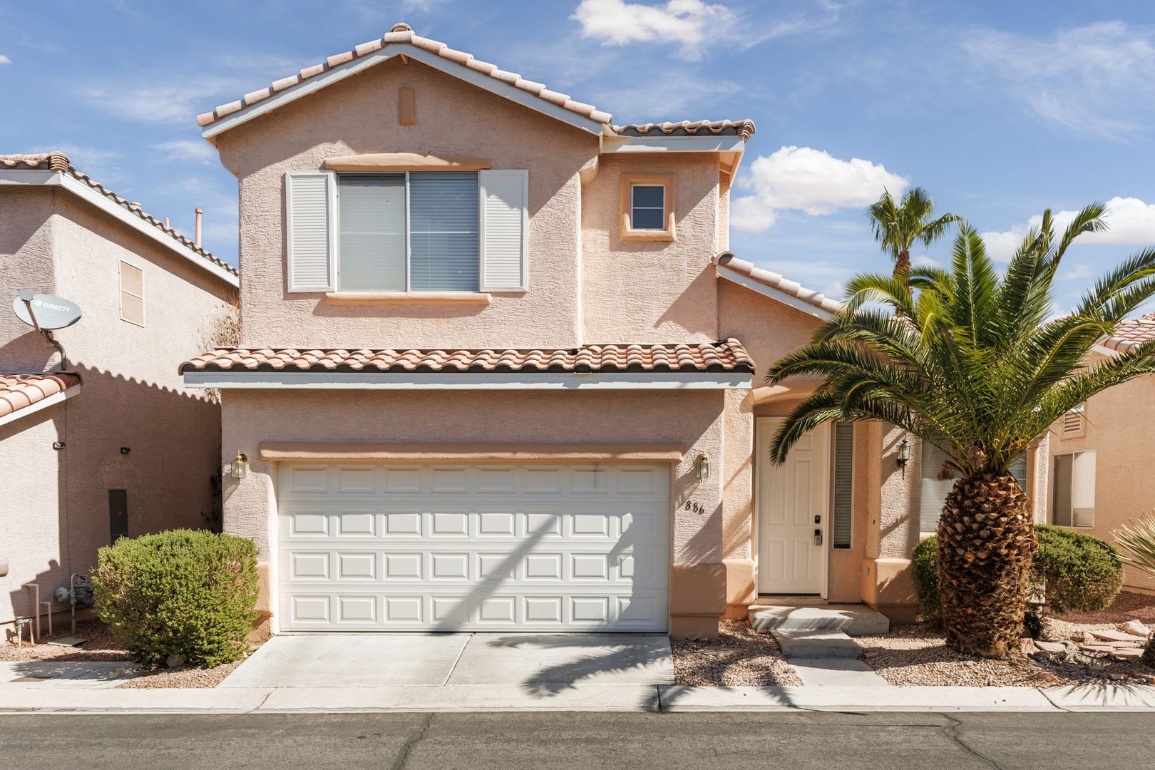 Dual primary suites in Silverado Ranch gated community with pool – photo 2