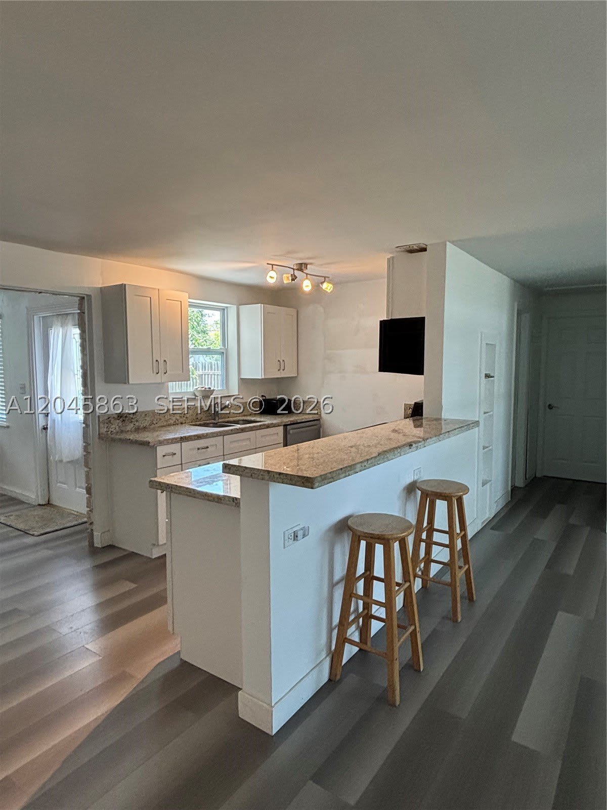 5809 Sullivan Rd – photo 3