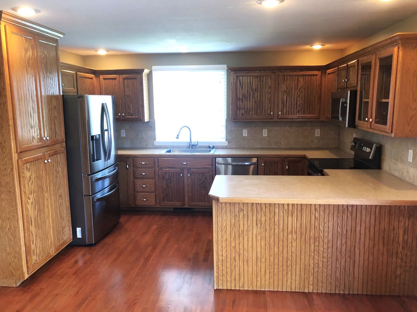 4 Bed, 3 Bath with Fenced Backyard!! – photo 4