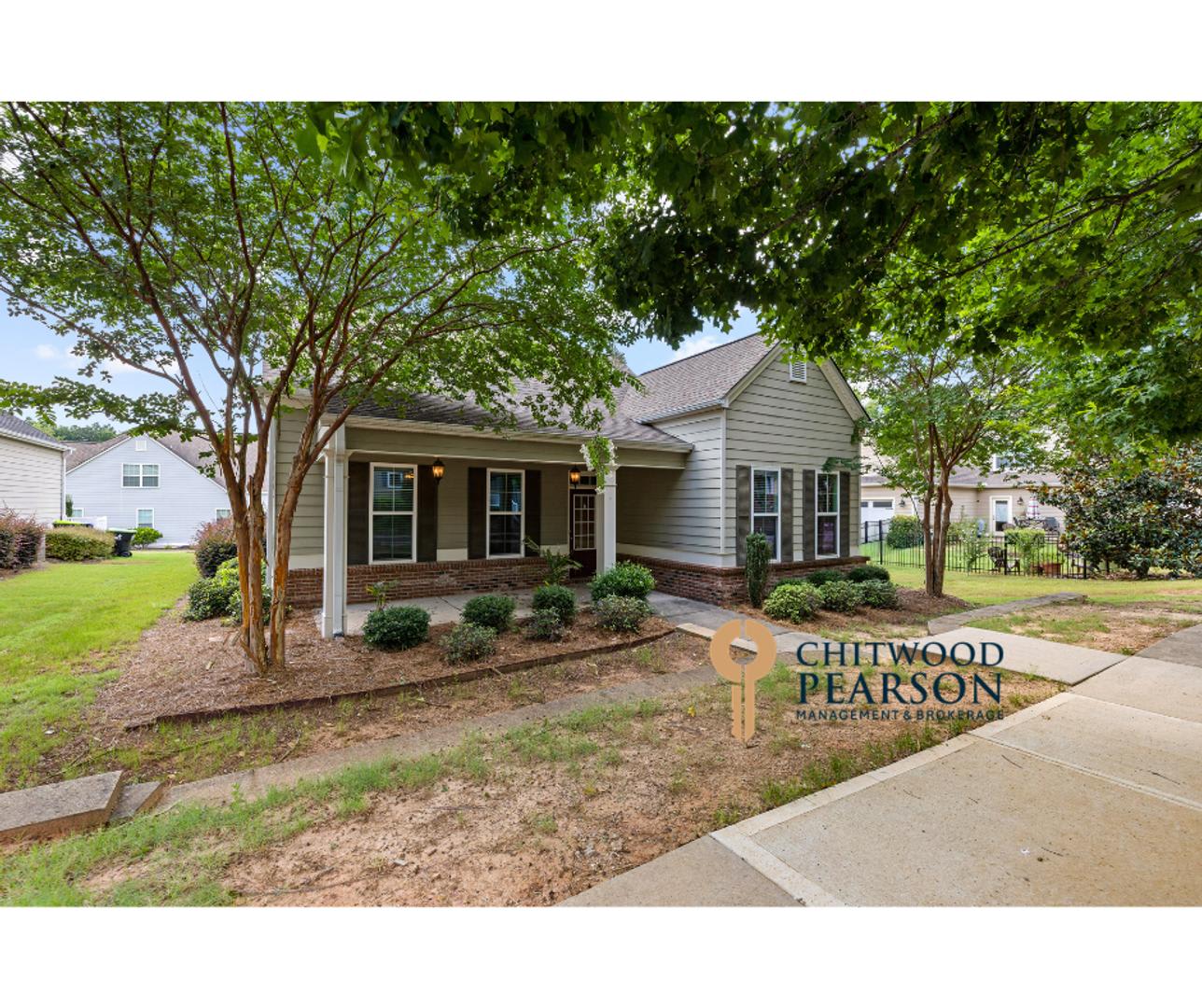 Spacious 5BR Home Walkable to Downtown Fayetteville – photo 1