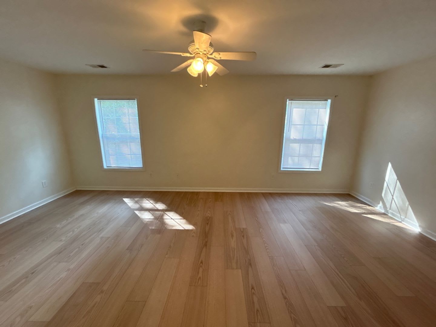 Two story 3 bedroom with open floorplan – photo 5