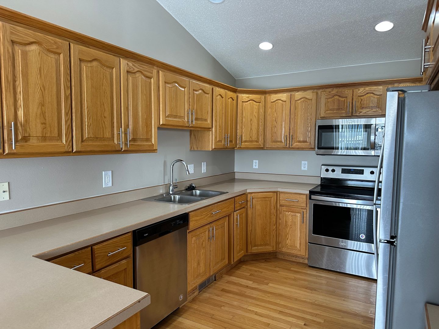 Comfortable 3-Bedroom with Garage &amp; Fenced Yard for Rent – photo 4