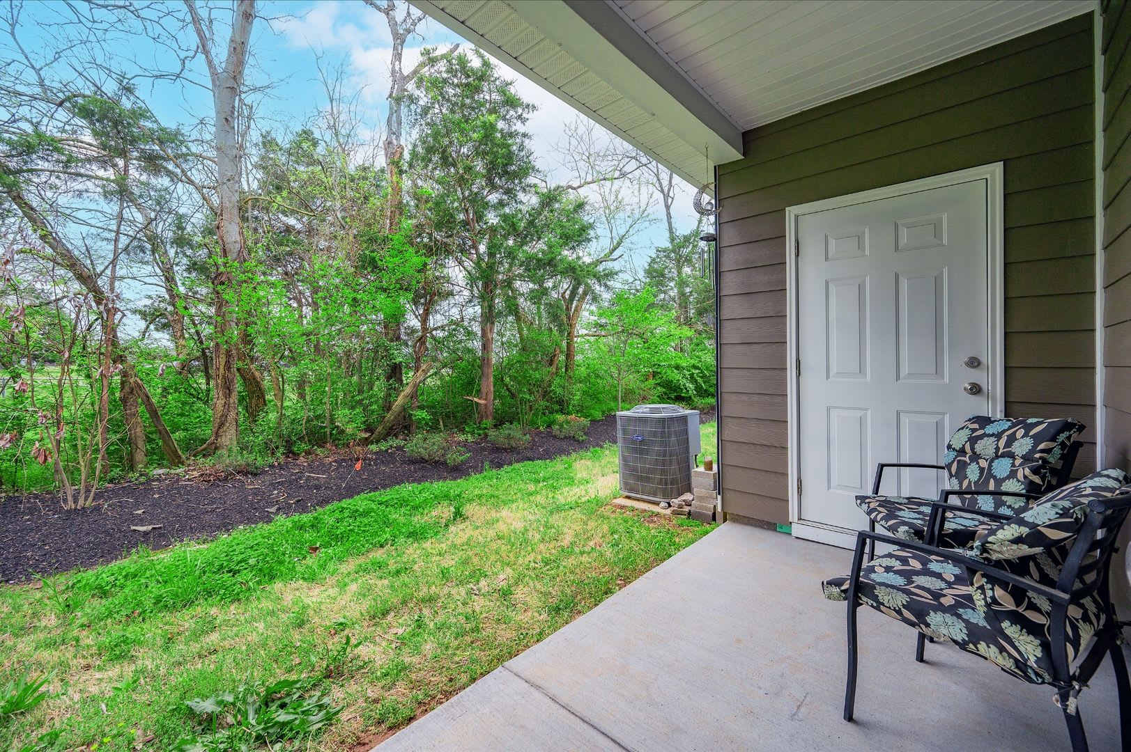 Bright 3-Bed End-Unit Townhome in Cedar Station with Modern Finishes & Private Outdoor Spaces – photo 2