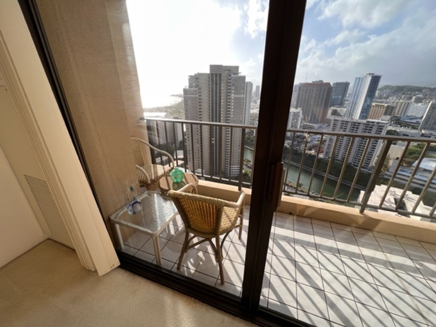 411 Hobron Lane #3704 – High-Floor Waikiki Rental – photo 3