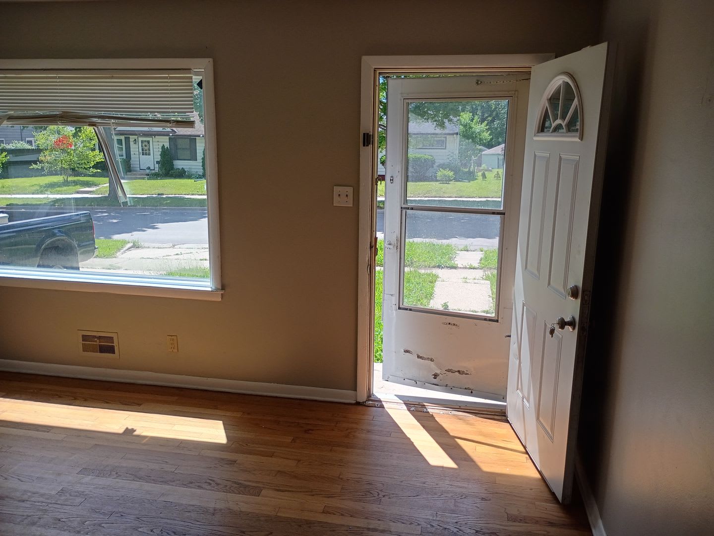 Very Nice 3 Bedroom single 1 car garage 1/2 off First months rent! – photo 3