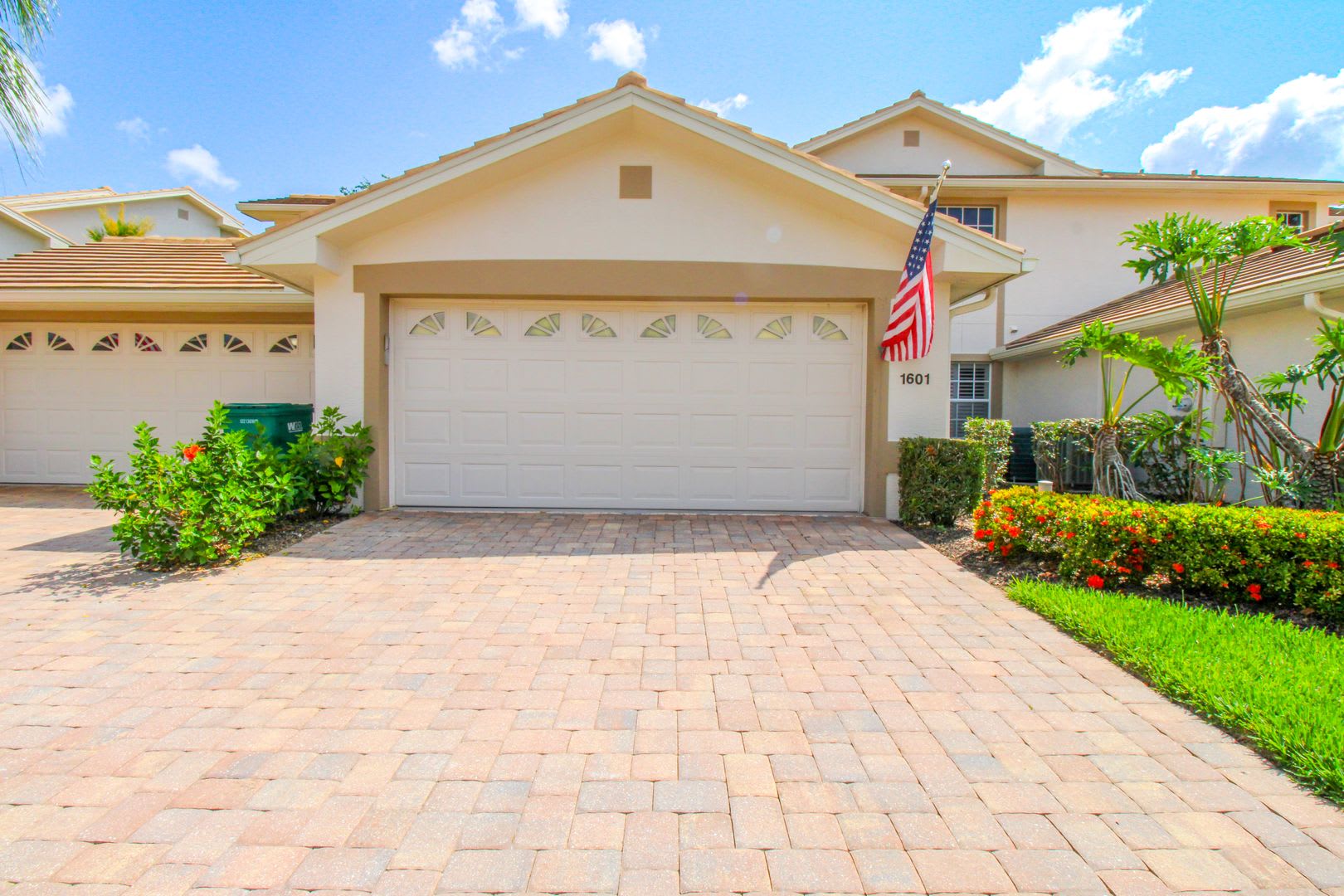 3 2 Golf Transfer To The Strand Unit Available Gated Beautiful Remodeled Unit Lake And Fountain View – photo 5