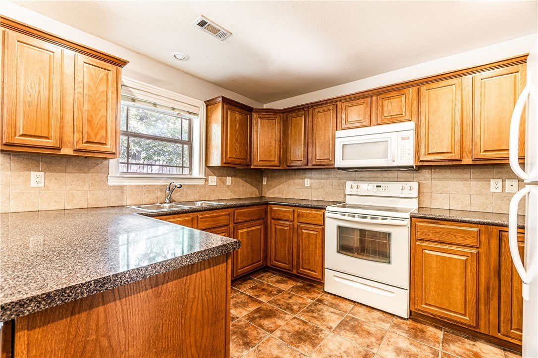 802 NW Baker Street – photo 4