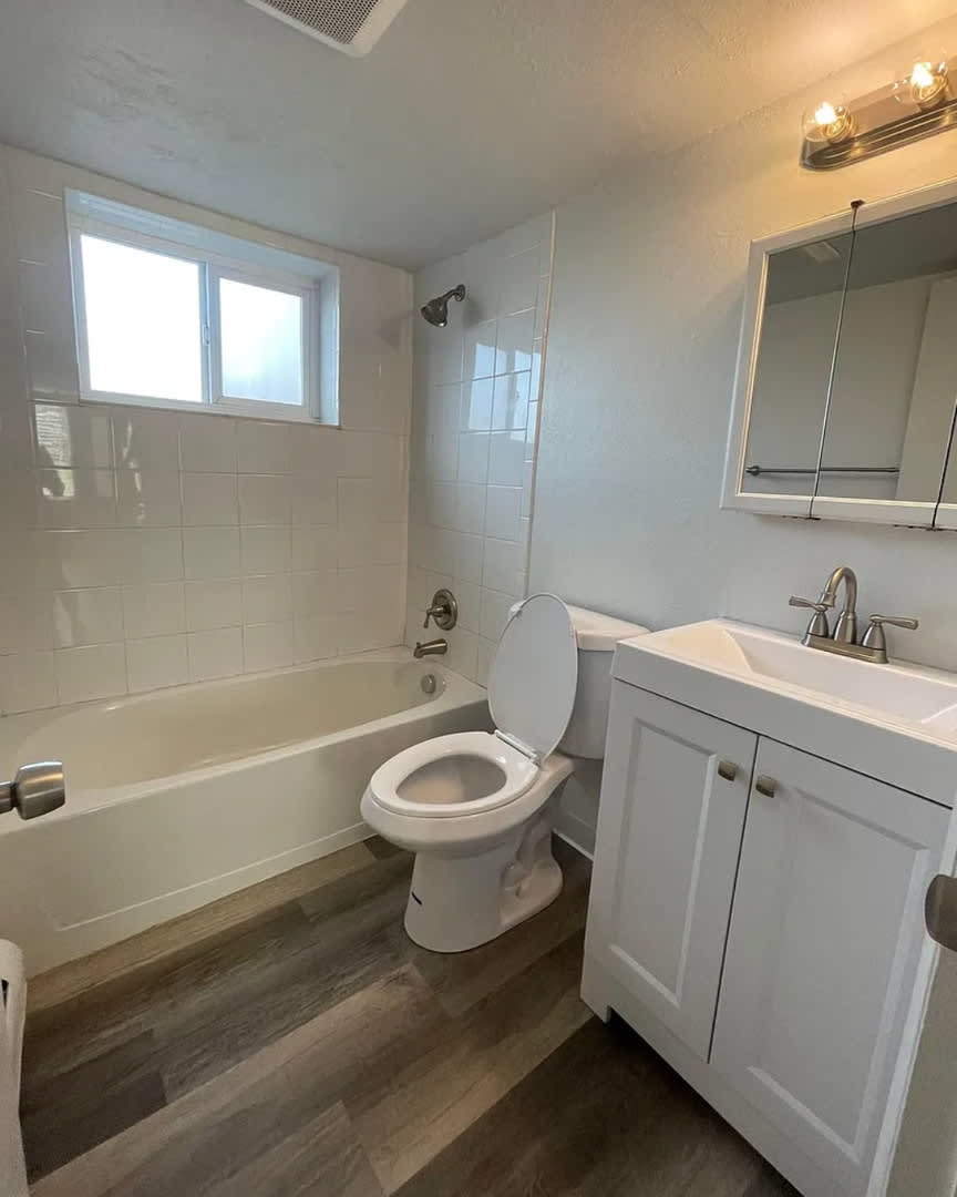 Beautifully Renovated 2 Bedroom Apartment with In-Unit Laundry & A/C – photo 5