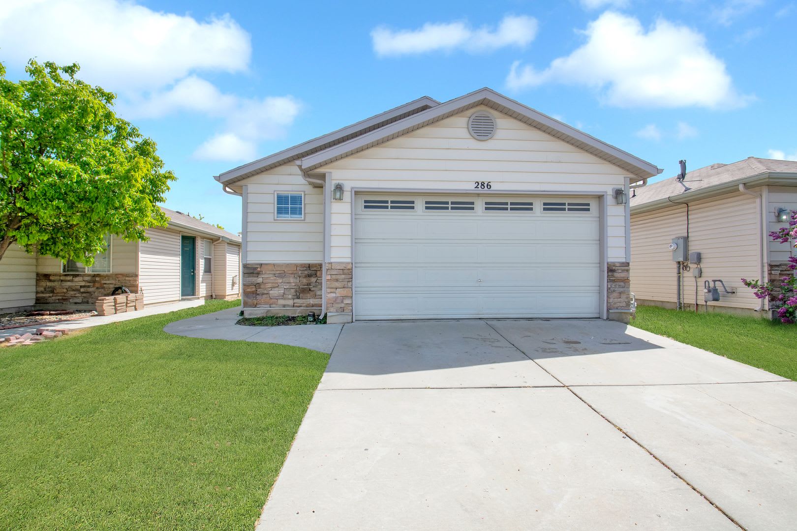 Beautiful 3 Bed 2 Bath Pet Friendly Home In Amazing North Salt Lake Available On September 10Th – photo 1