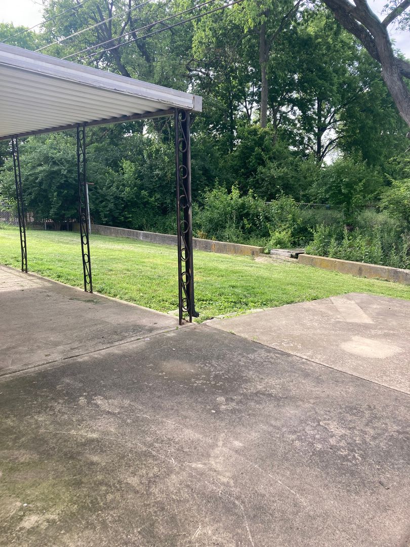 Must See! Large 3 Bedroom, 2 Bath Ranch Home in Englewood w/Large Detached Garage – photo 4