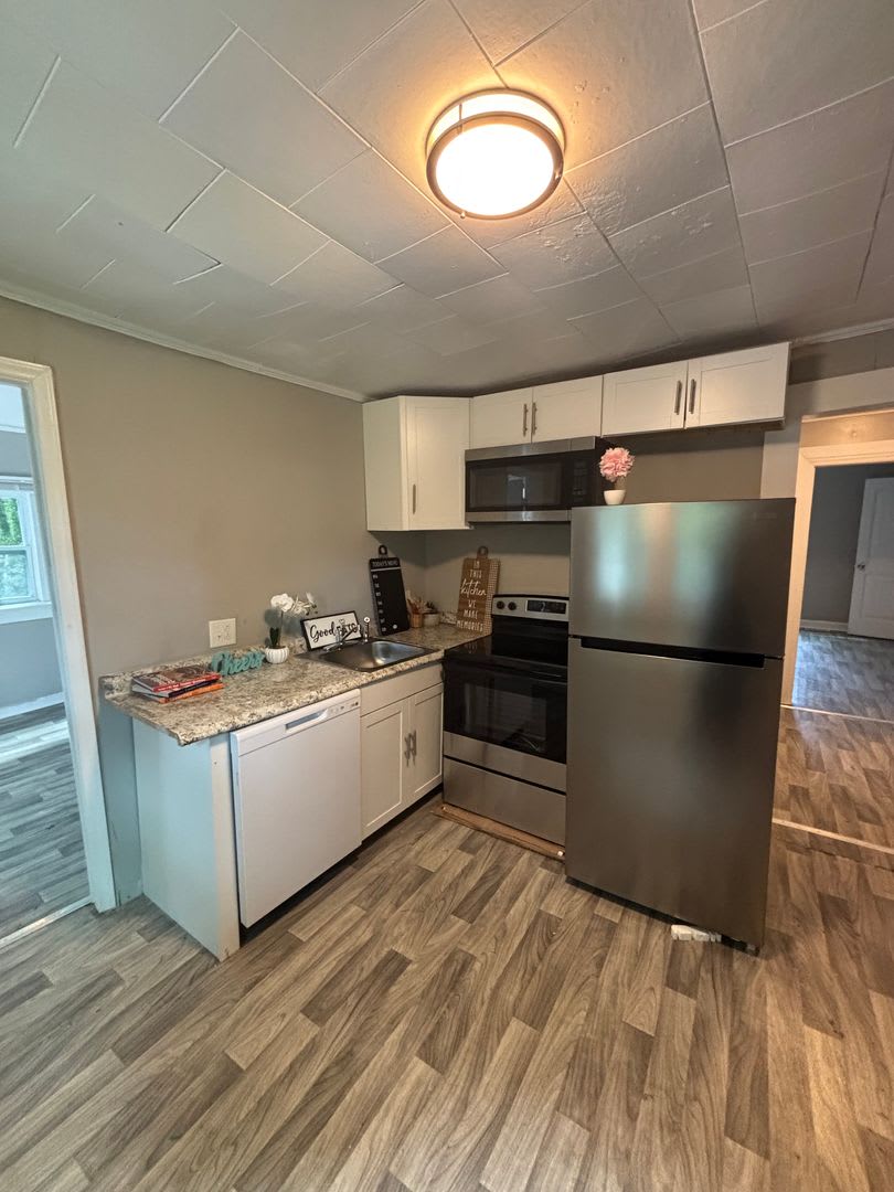 Spacious 3-Bed Home $1300 – photo 5