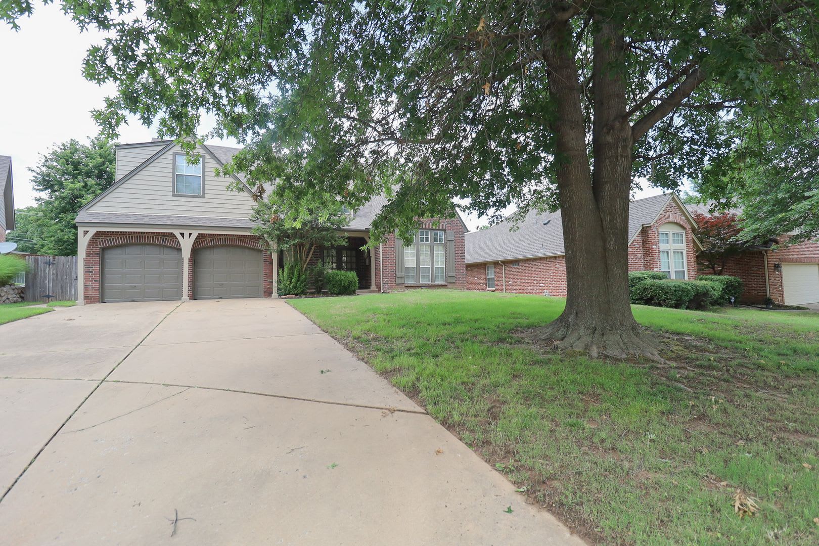 Huge, Gorgeous South Tulsa home ready for move in 05/15/2025 – photo 2