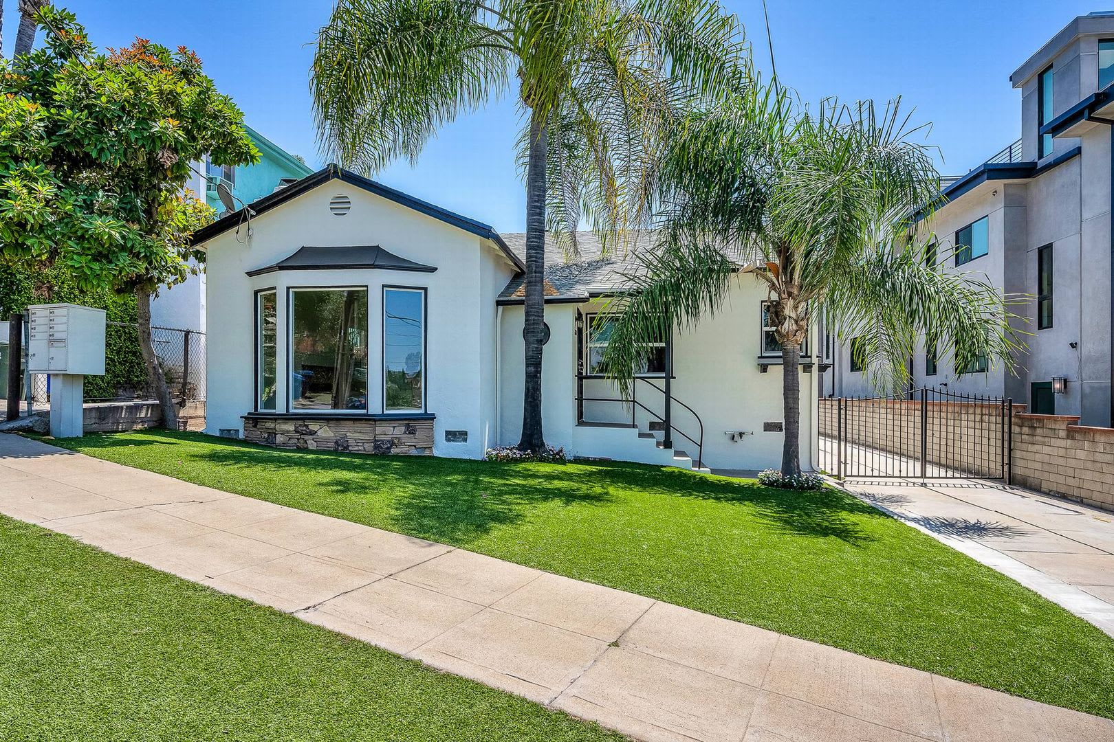 Stunning remodeled home in Silverlake!! – photo 1