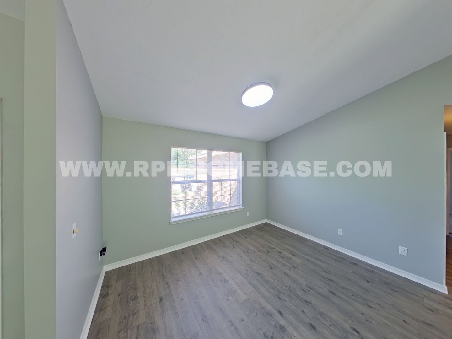 Charming Pet-Friendly Home with Fresh Updates in South Crestview – photo 5