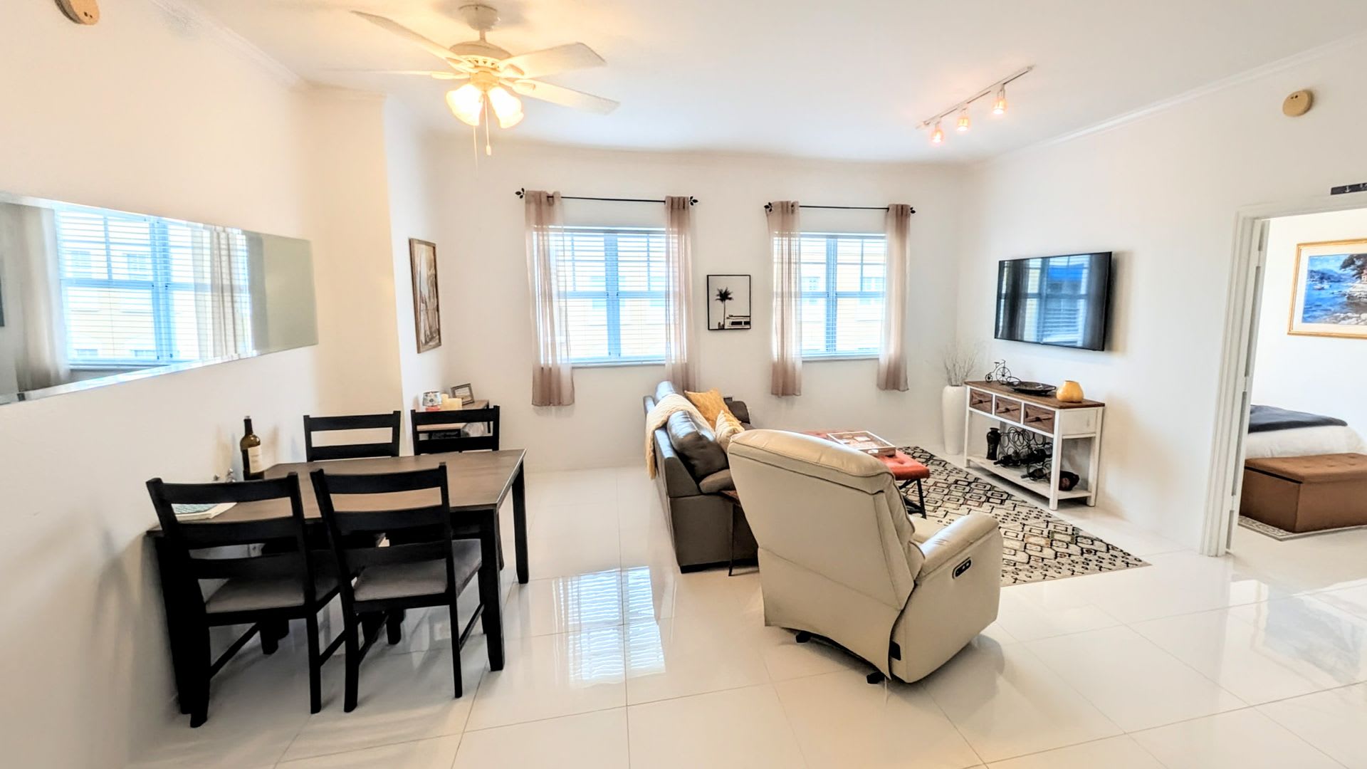 SEASONAL VACATION RENTAL IN THE BROADWAY PROMENADE! AVAILABLE DEC-APRIL 2027 – photo 2