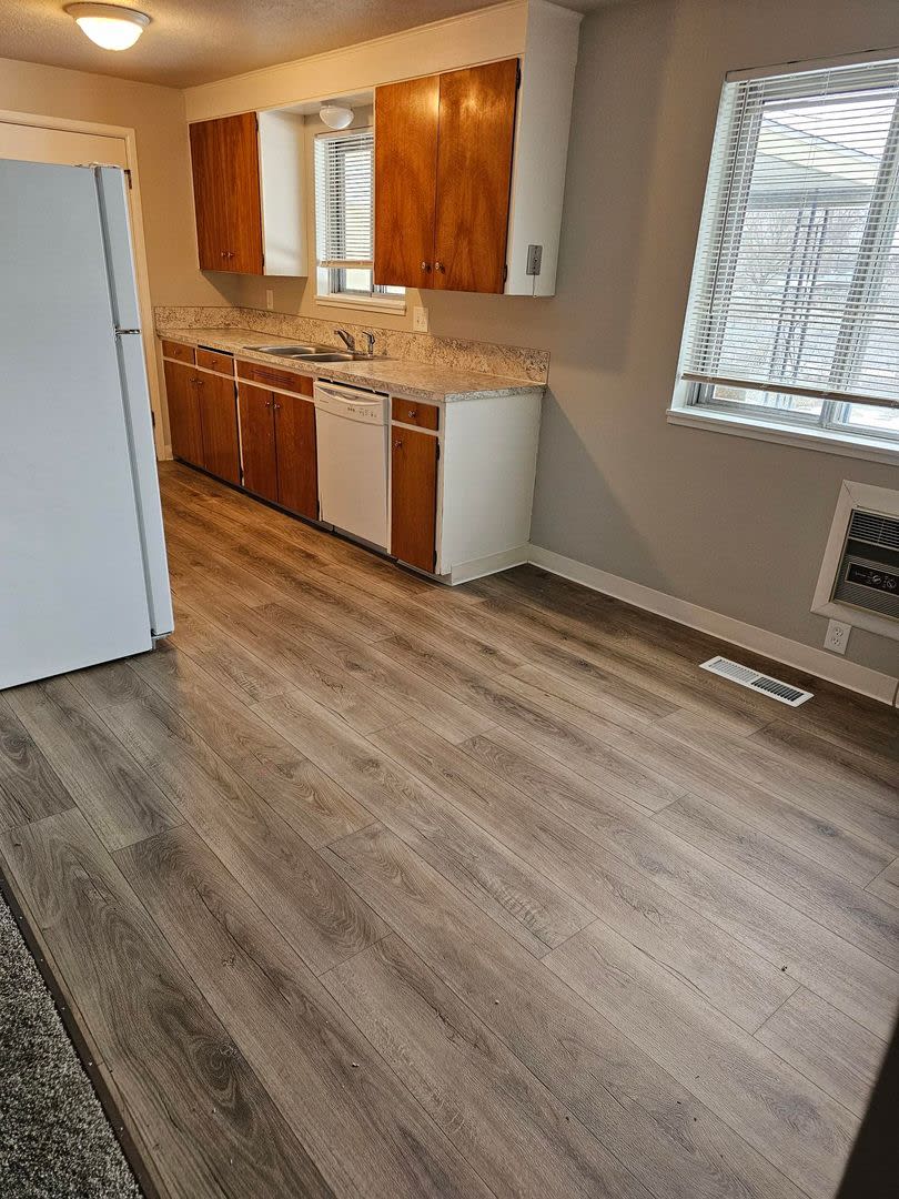 Beautifully Renovated 3 Bedroom, 1 1/2 Bathroom Detached Duplex on the Boise Bench! Newer Carpet and Paint. – photo 4
