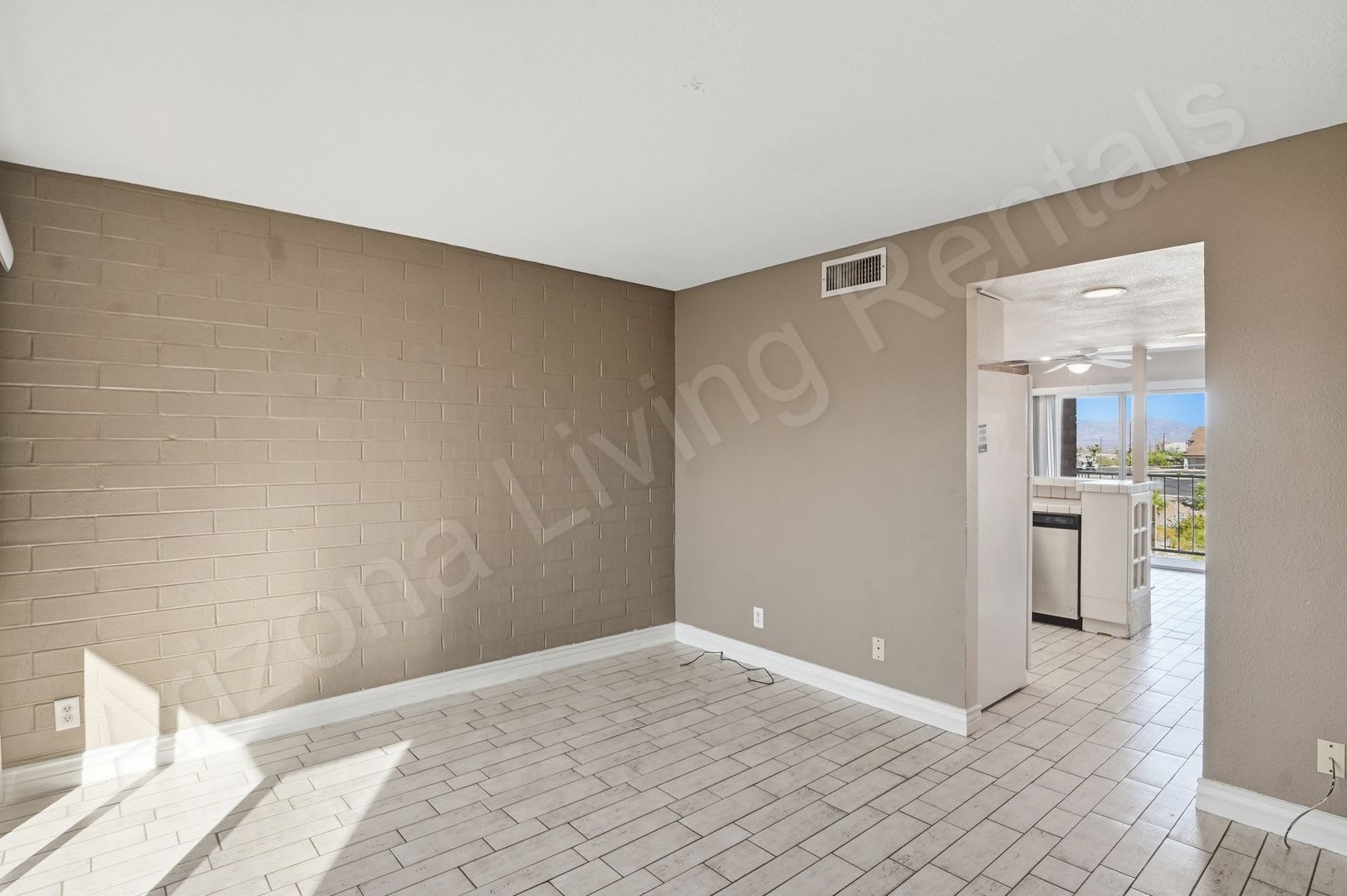 DOWNTOWN LAKEVIEW CONDO – photo 4