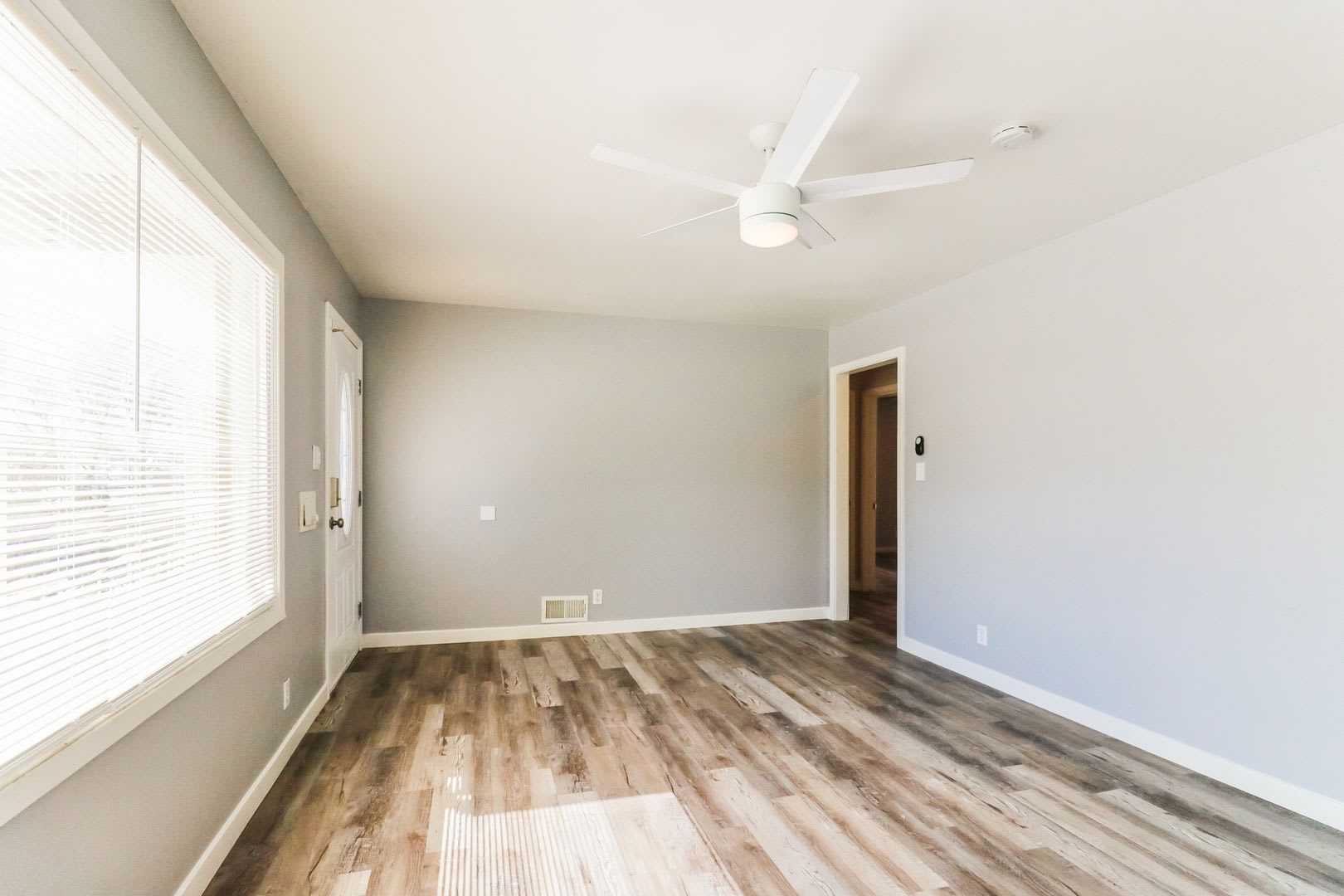 Comfortable 2 Bed 2 Bath Pet Friendly Home With Central Air Cozy Flooring Available Now – photo 5