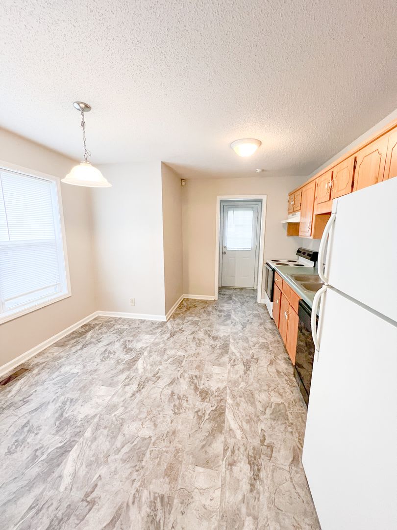 2 Bedroom 1 Bathroom Home with large backyard – photo 4